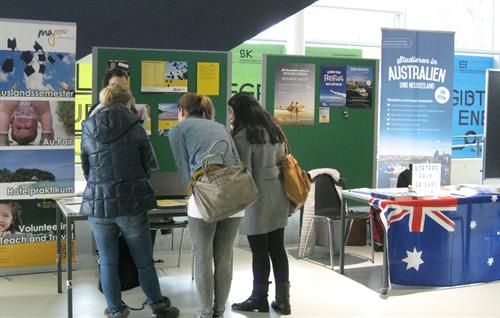 2 Studierende lassen sich am Infostand beraten.